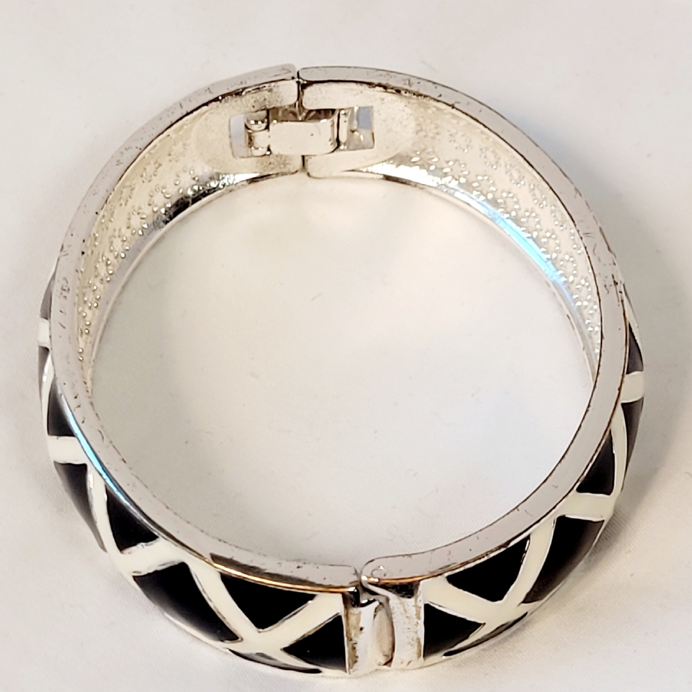 Elegant Black and White Bracelet - Picture 3 of 7